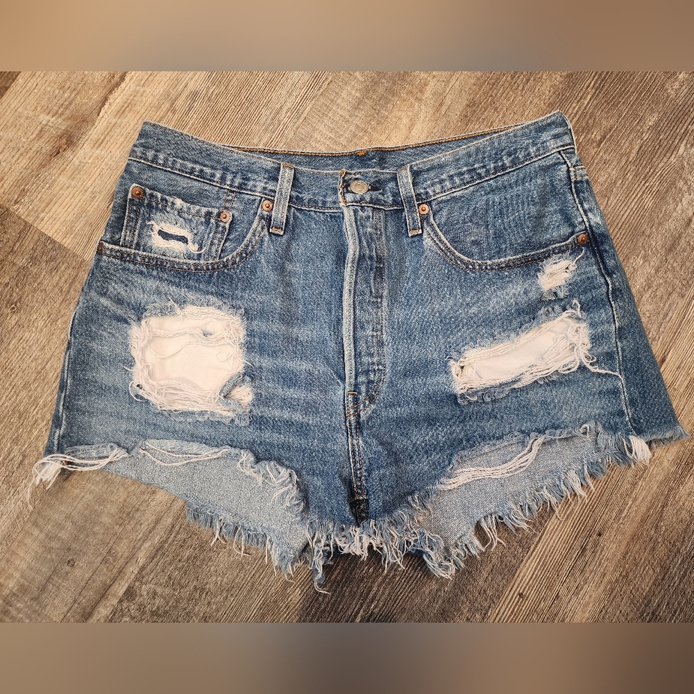 Womens Levi's cut off shorts sz 31 like new.